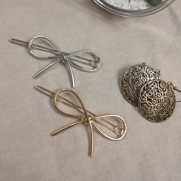 2pc Gold & Silver Bow Hair Clips - Picture 2 of 3